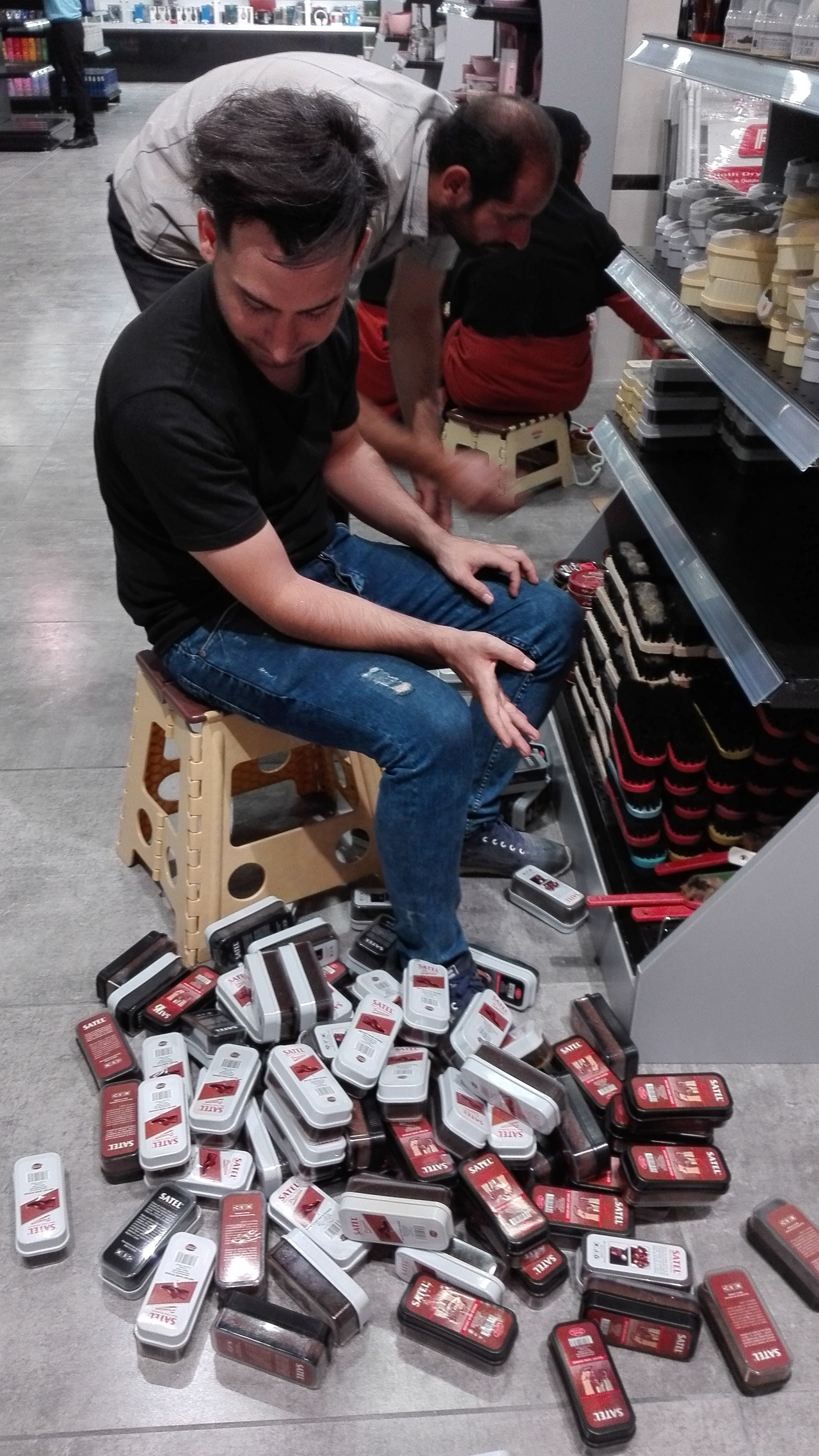 وقتی همکارم مظلومانه کلی کار سرش ریخته😂😂