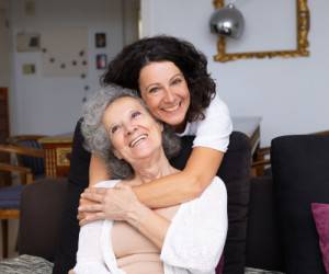  بهترین شیوه ی رفتار با سالمند آلزایمری