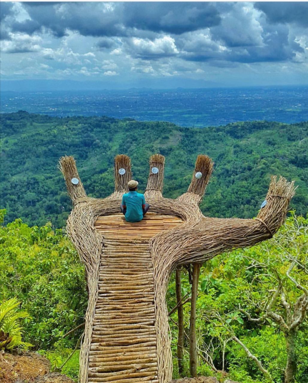خدا تنها کسی است که اجناس شکسته را بهتر میخرد