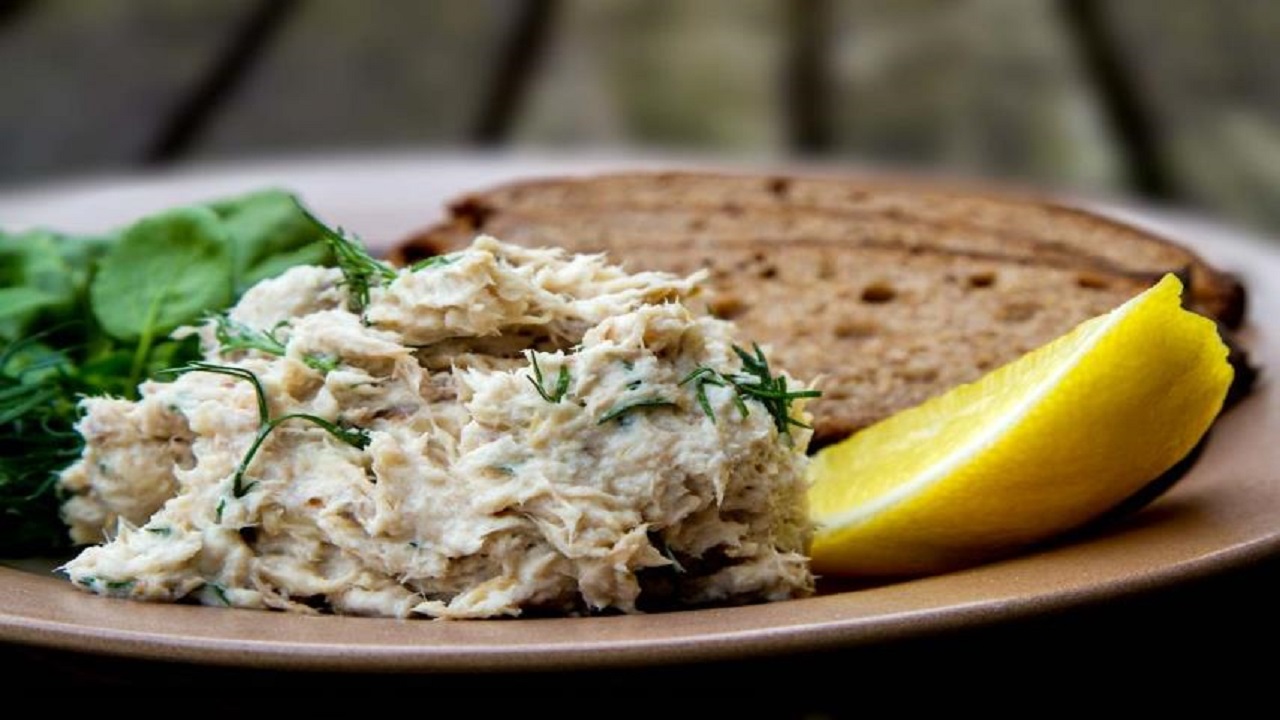 طرز تهیه خوراک ماهی دودی مکرل 