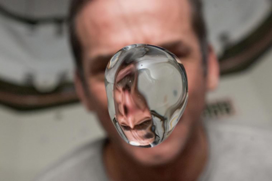 در فضا حتی اشک هم پایین نمی‌ریزد