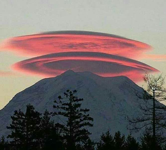 ابر عدسگون دوبل بر فراز کوه Rainier