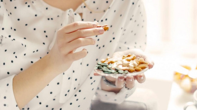 دانه های روغنی و آجیل برای استخوان ها