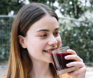 فواید بی نظیر آب انار برای پوست مو و سلامت بدن