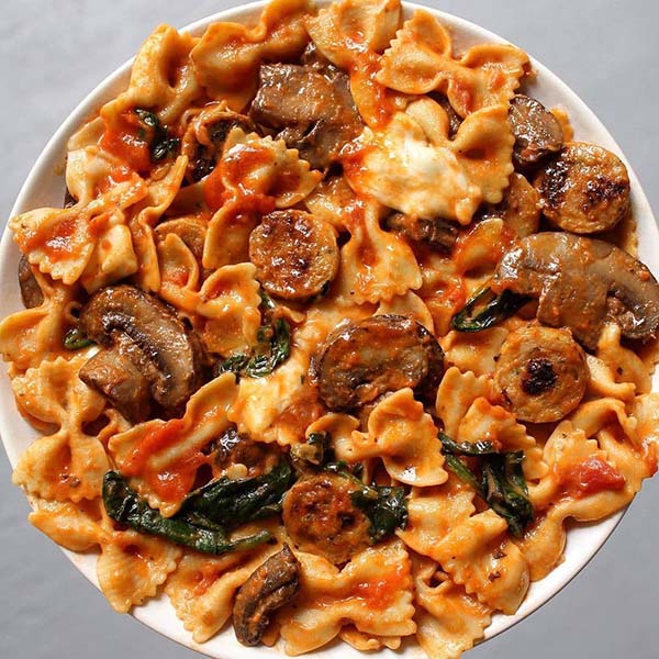 طرز تهیه پاستا با سوسیس و قارچ 