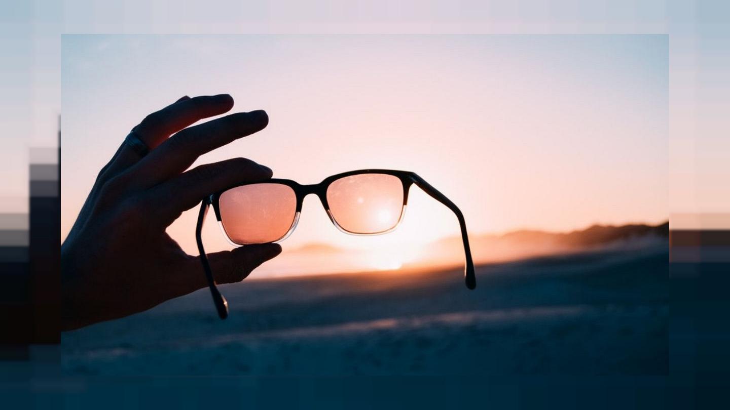 از بین بردن خط و خش عینک آفتابی