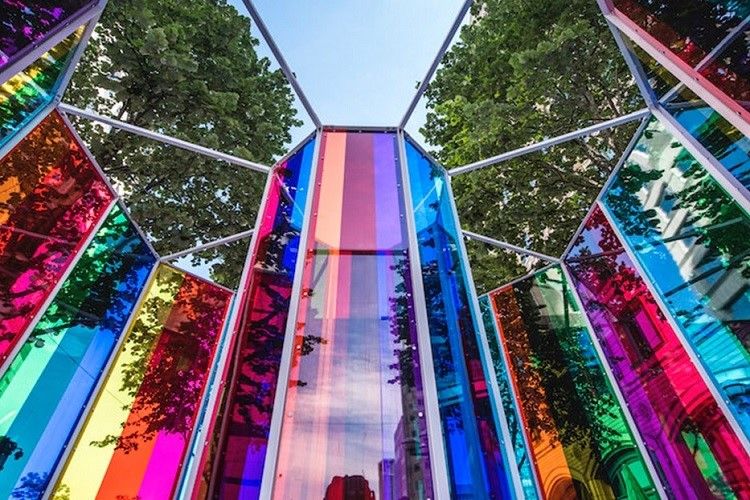 شیشه رنگی و کاربردهای مختلف آن